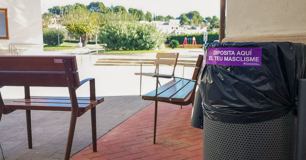 Paperera amb l'enganxina de la campanya de sensibilització contra el masclisme de l'Institut Català de la Dona