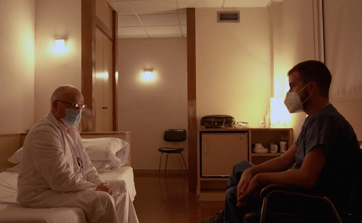 Ustrell parla amb un pacient en el «Quatre Gats» des de l'UCI Covid del Clínic.