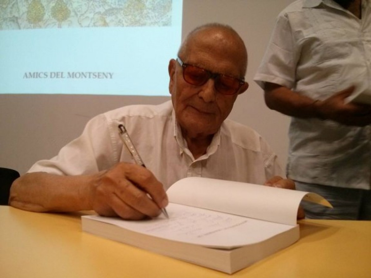 Joan Campañà i Ros signant un exemplar del 30è volum de les Monografies del Montseny