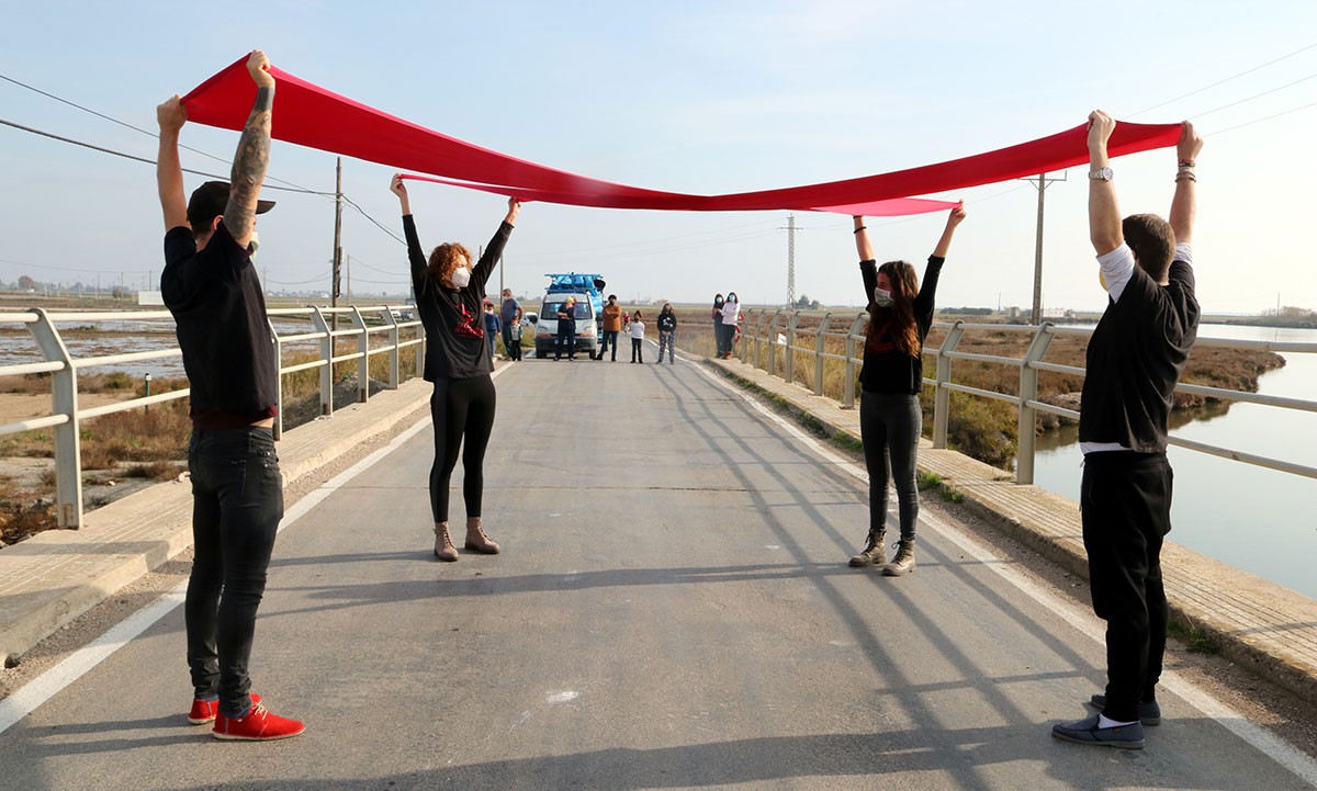 Quatre participants en una acció al pont de l'Encanyissada.