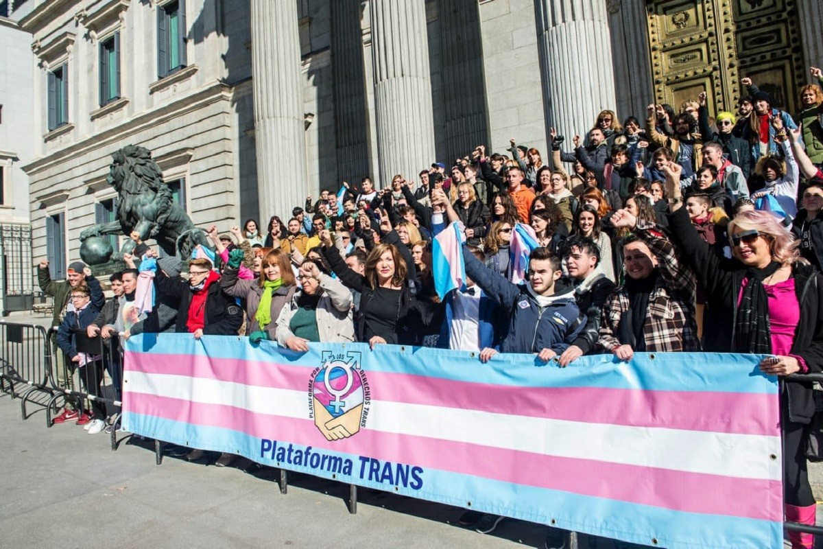 Membres de la Federació Plataforma Trans manifestant-se a les portes del Congrés