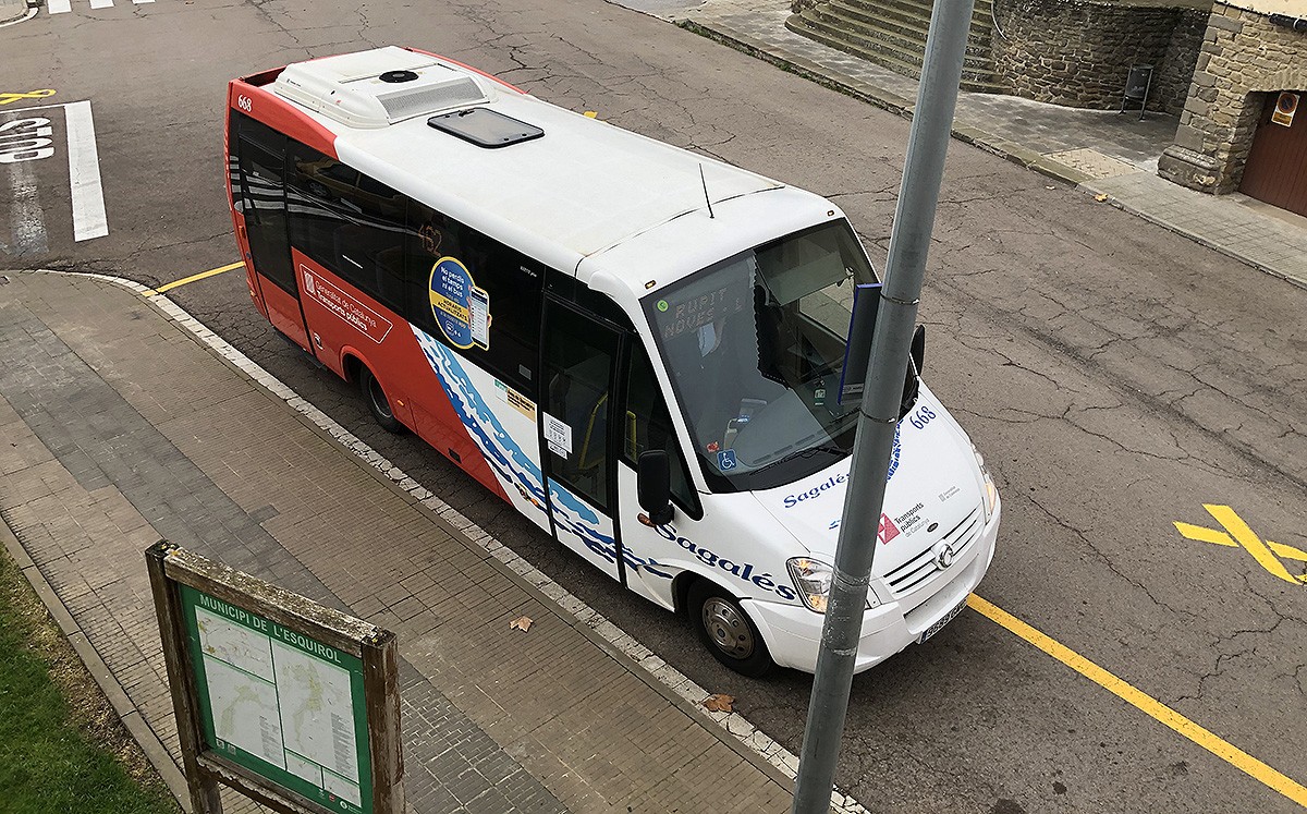 Un autobús a l'Esquirol, que ha incrementat notablement les expedicions
