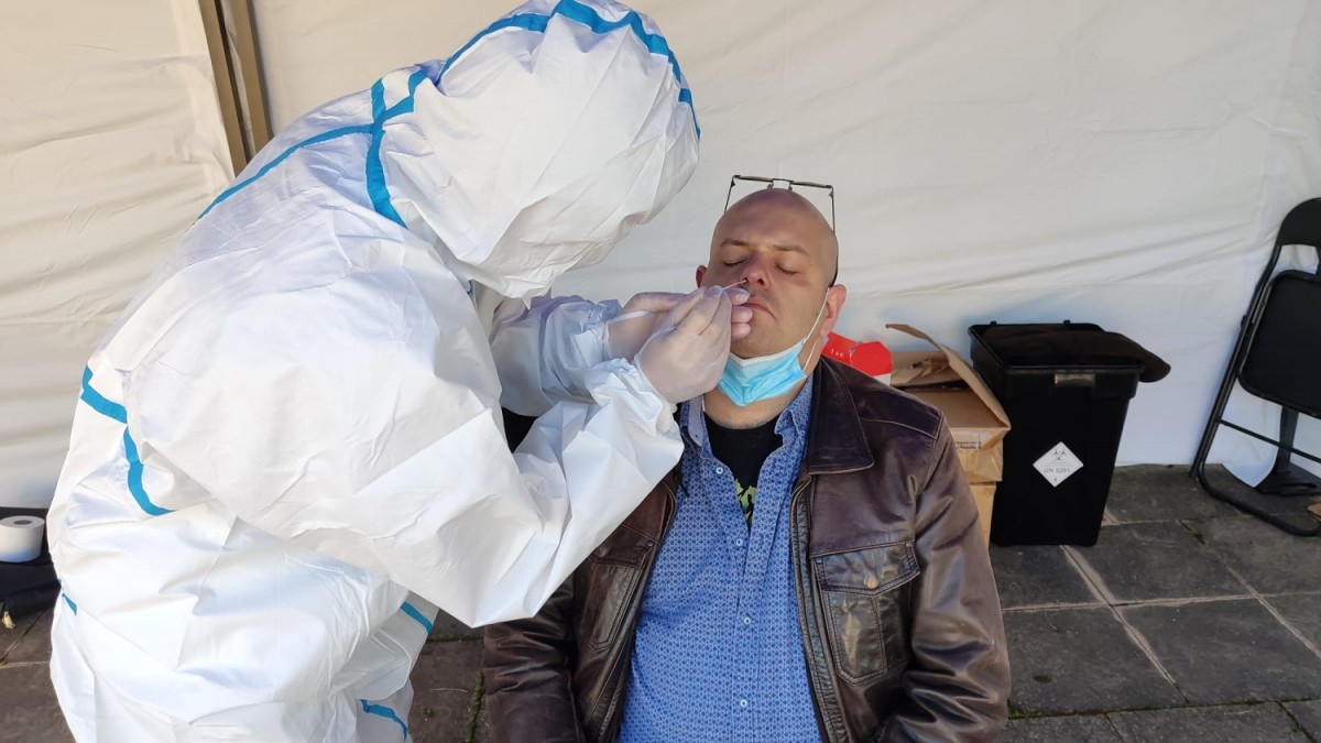 Un treballador de Granollers, fent-se el test d'antígens aquest dimecres a Can Muntanyola