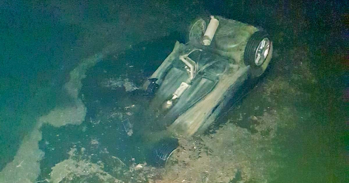 Imatge del vehicle accidentat a la llacuna de l'Encanyissada 