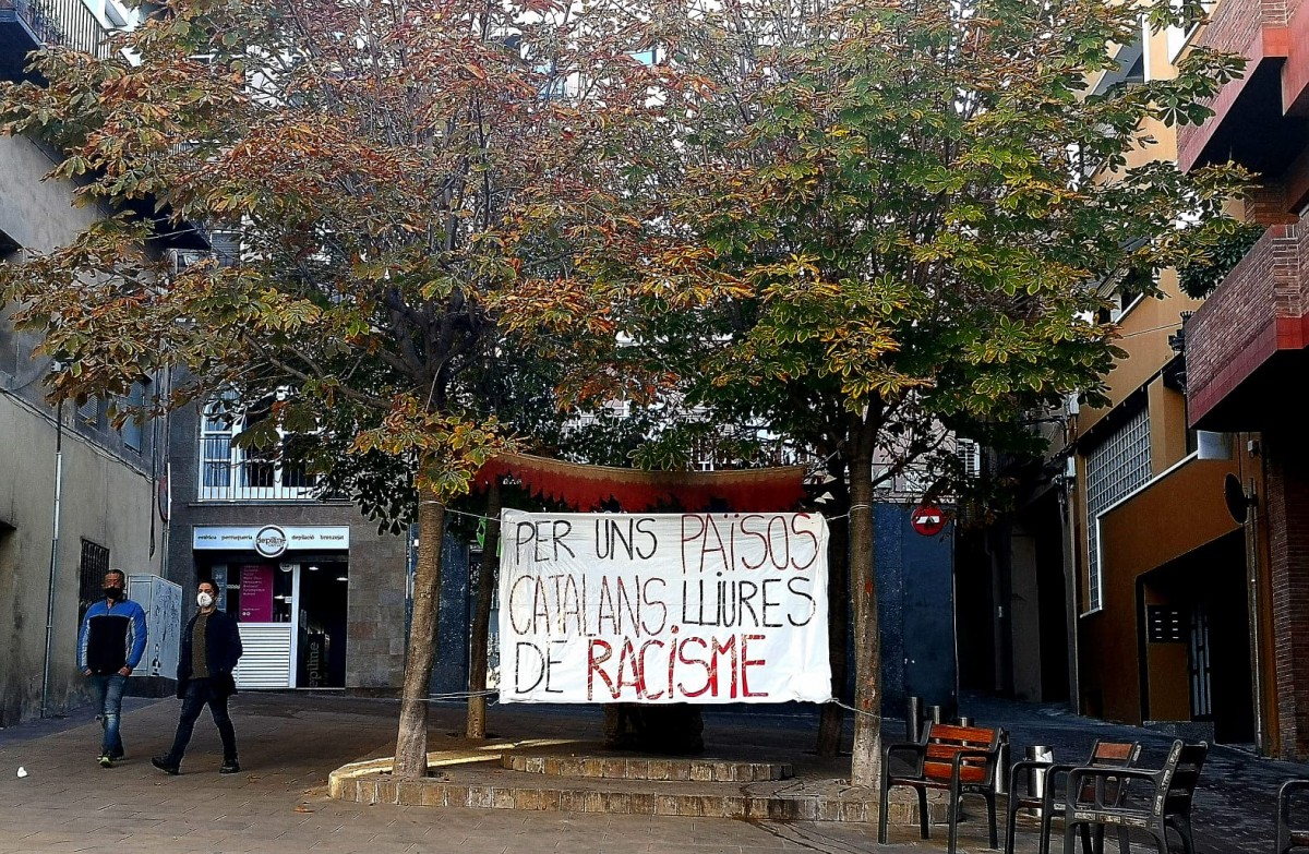 Un cartell contra el racisme a la plaça de les Fonts de Berga, aquest dijous. 
