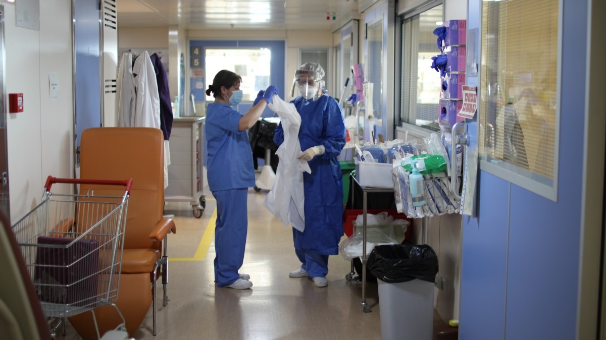 Sanitàries combatent el coronavirus a l'Hospital Verge de la Cinta de Tortosa