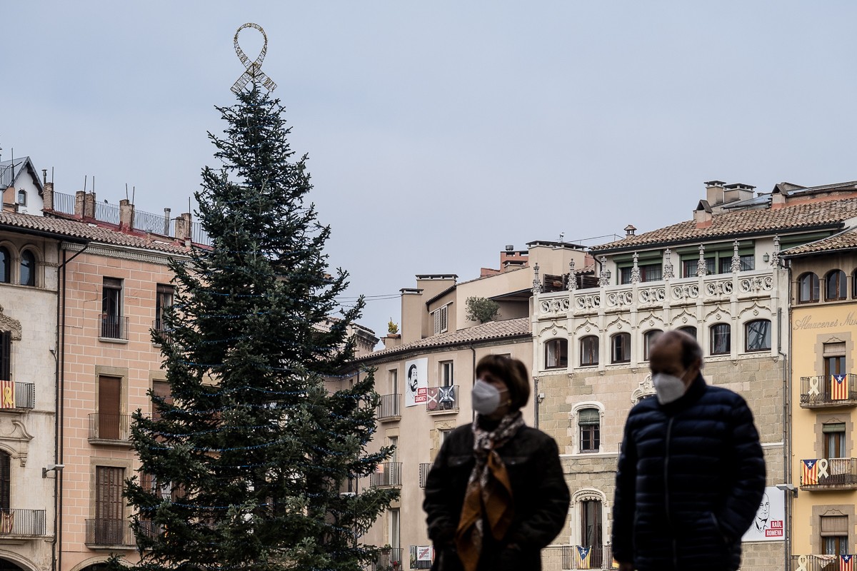L'arbre de Nadal ja presideix la plaça Major de Vic.