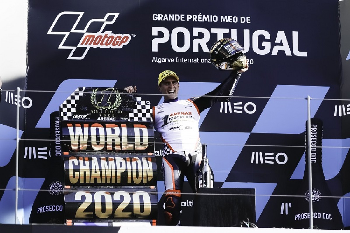 Albert Arenas celebra el títol de campió del món al Gran Premi de Portugal, aquest dissabte.