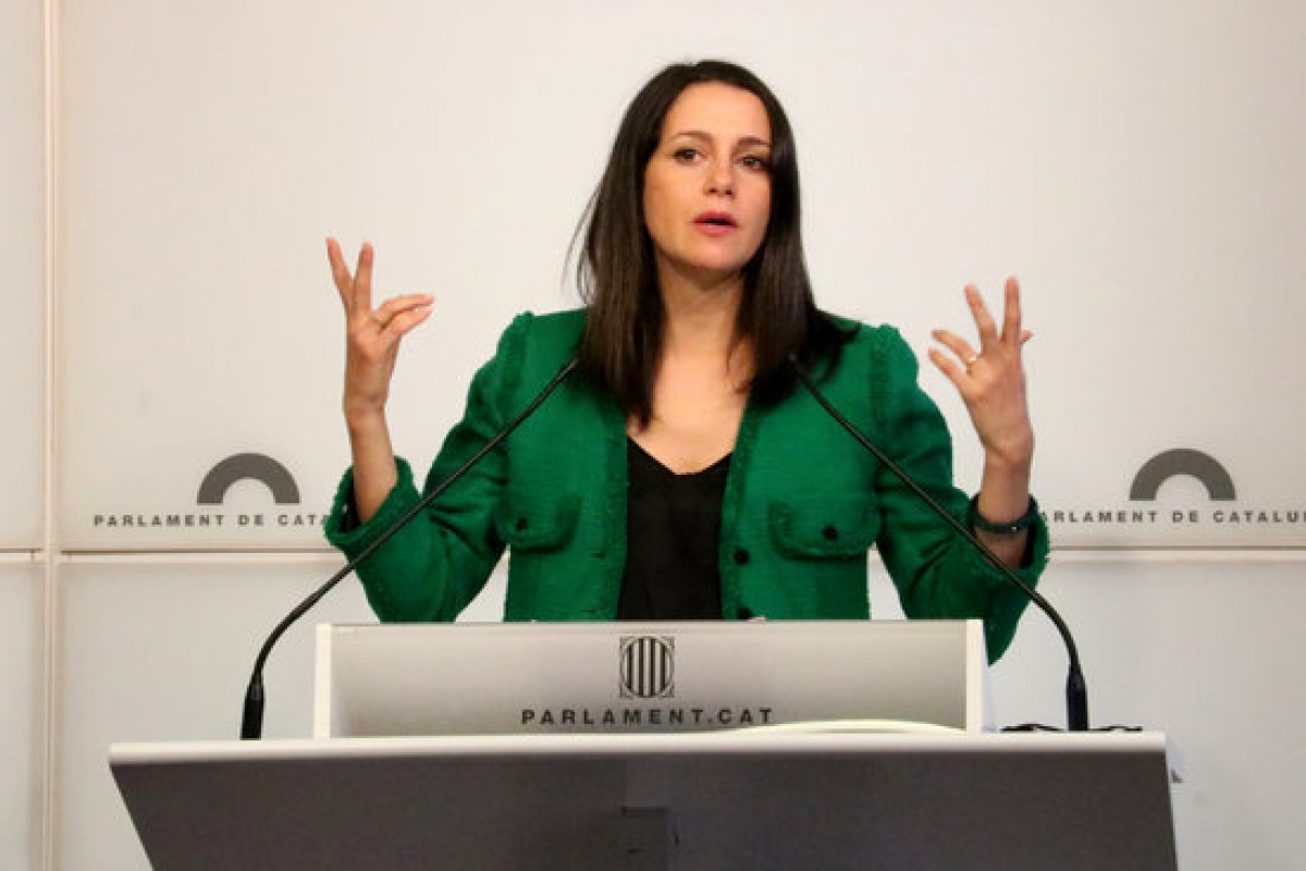 Inés Arrimadas en una compareixença recent al faristol del Parlament.