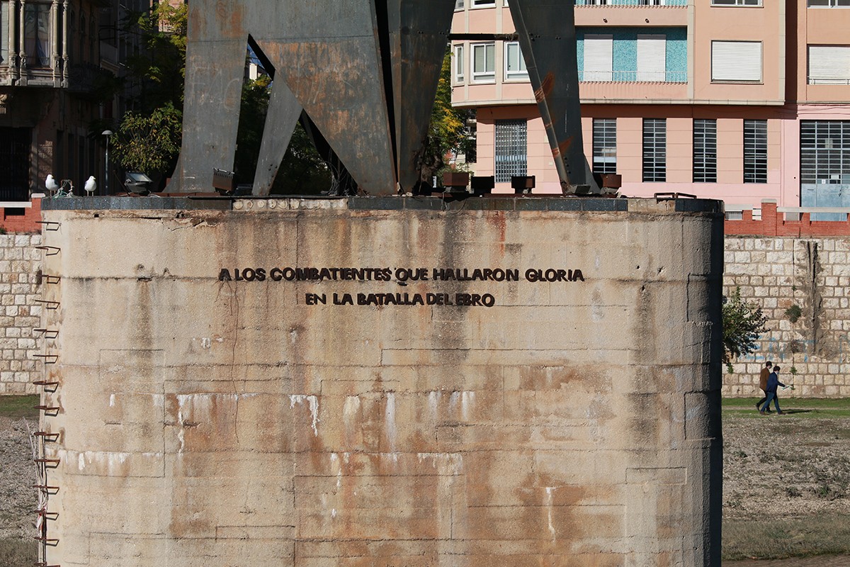 Pilastra de l'antic pont de la Cinta, on actualment encara hi figura una de les inscripcions del monument franquista que seran retirades