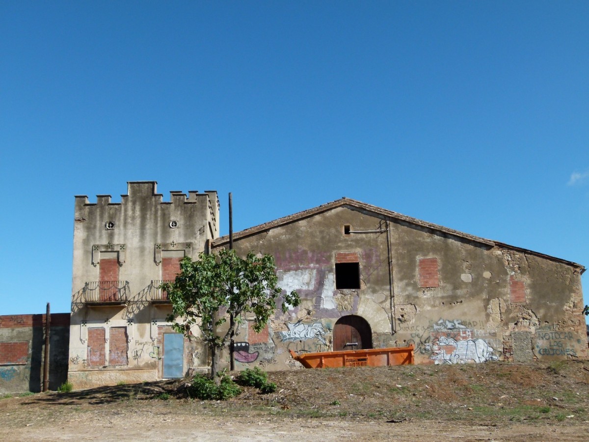 Imatge de la masia de Can Canyameres, a dia d'avui, abandonada