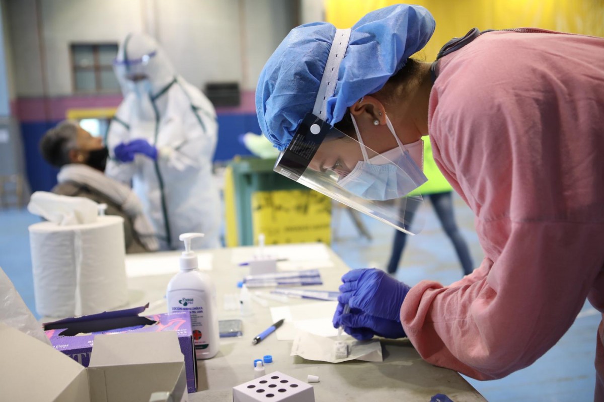 Una auxiliar d'infermeria revisa uns tests antigènics al Pavelló Firal d'Olot