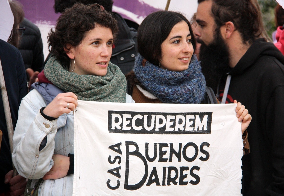 Manifestants a favor de l'expropiació de la Casa Buenos Aires