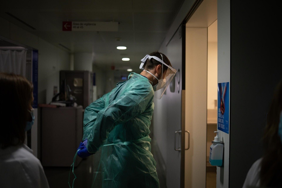 Un metge entrant en una habitació d’un hospital català