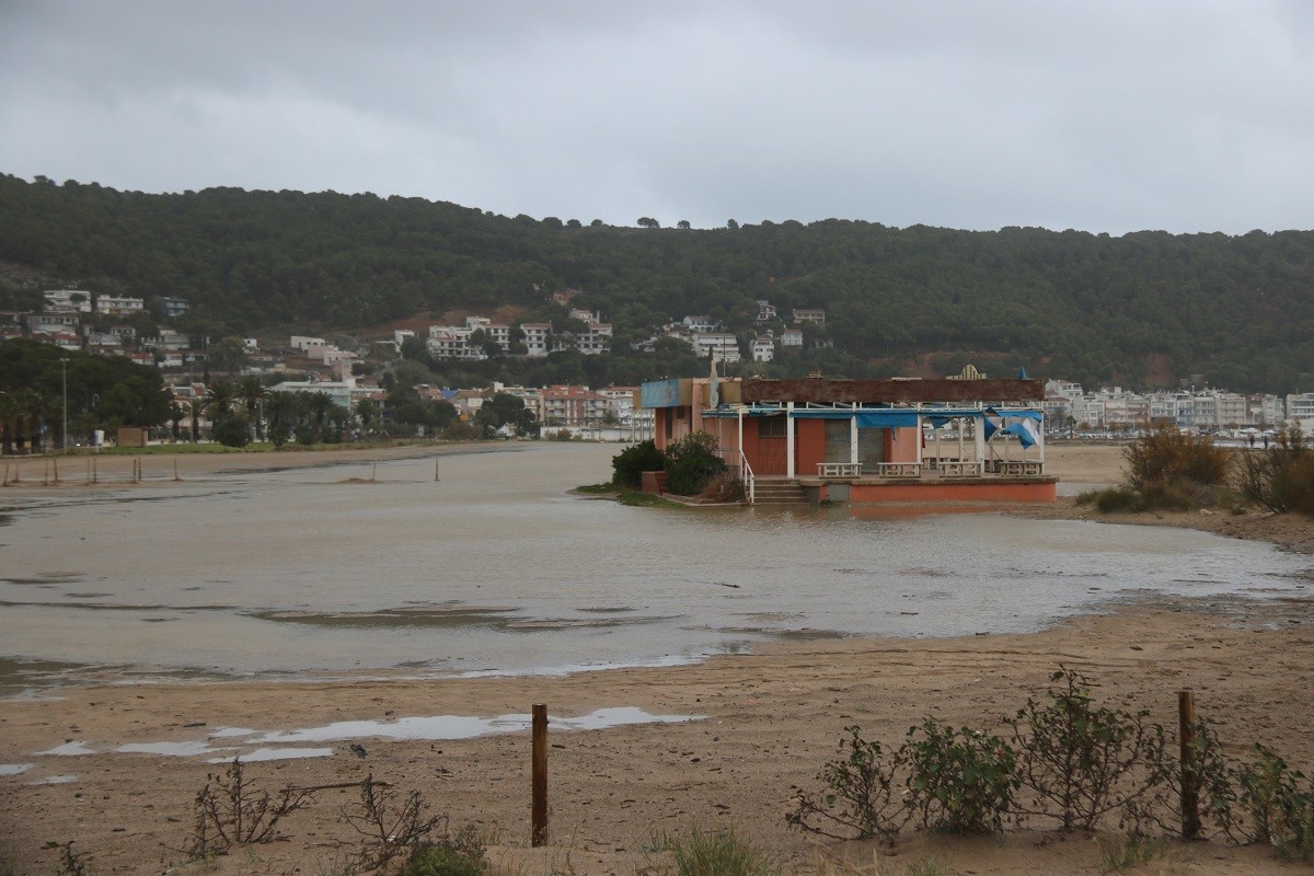 La platja de l'Estartit, inundada aquest dissabte