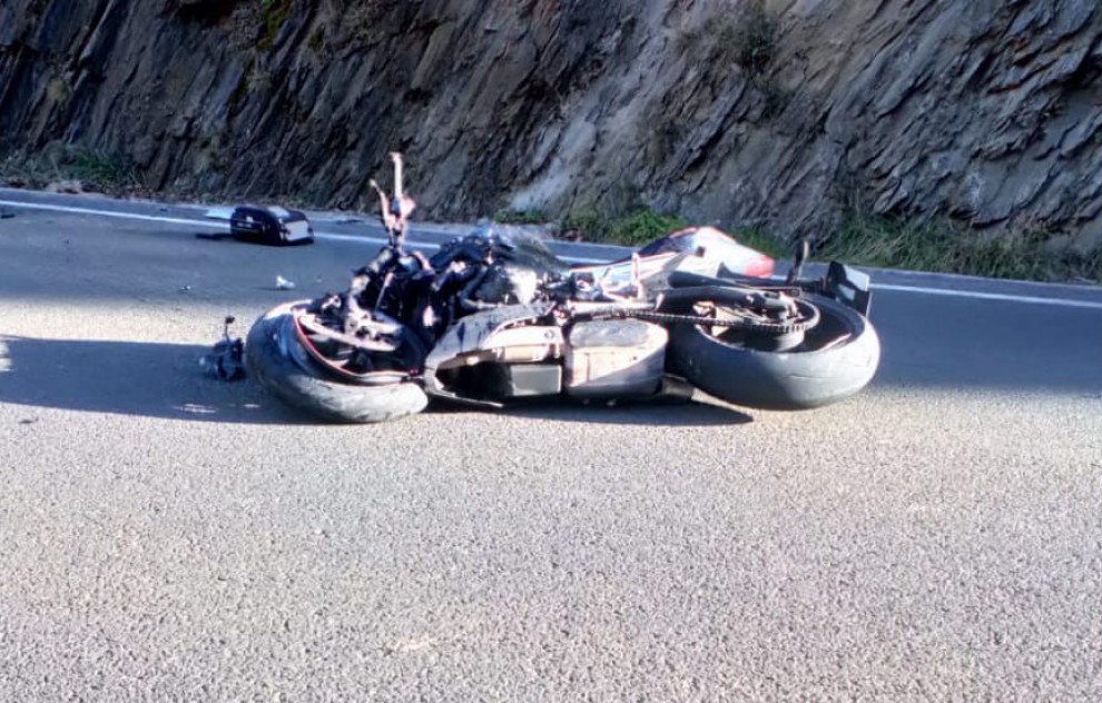 Imatge d'arxiu d'una motocicleta accidentada al mig de la calçada.
