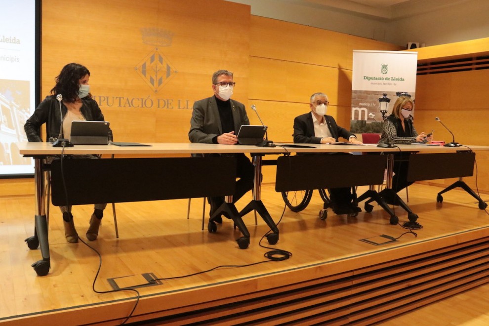 El president de la Diputació de Lleida, Joan Talarn, amb el vicepresident Jordi Latorre, i les portaveus d'ERC i JxCat, Mercè Carulla i Rosa Pujol