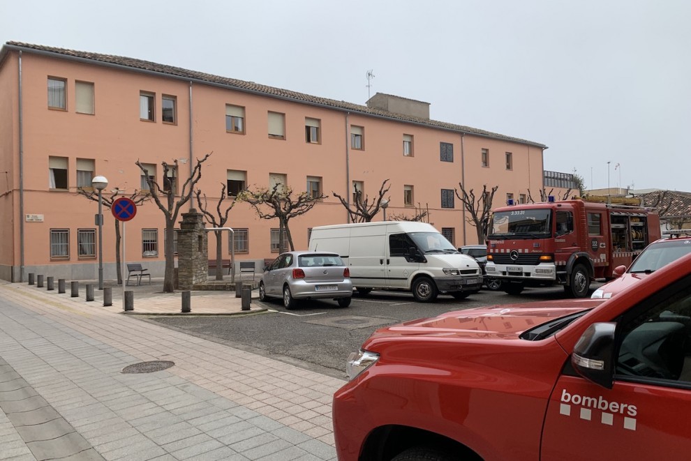 Bombers inspeccionant la residència Fundació Fiella de Tremp