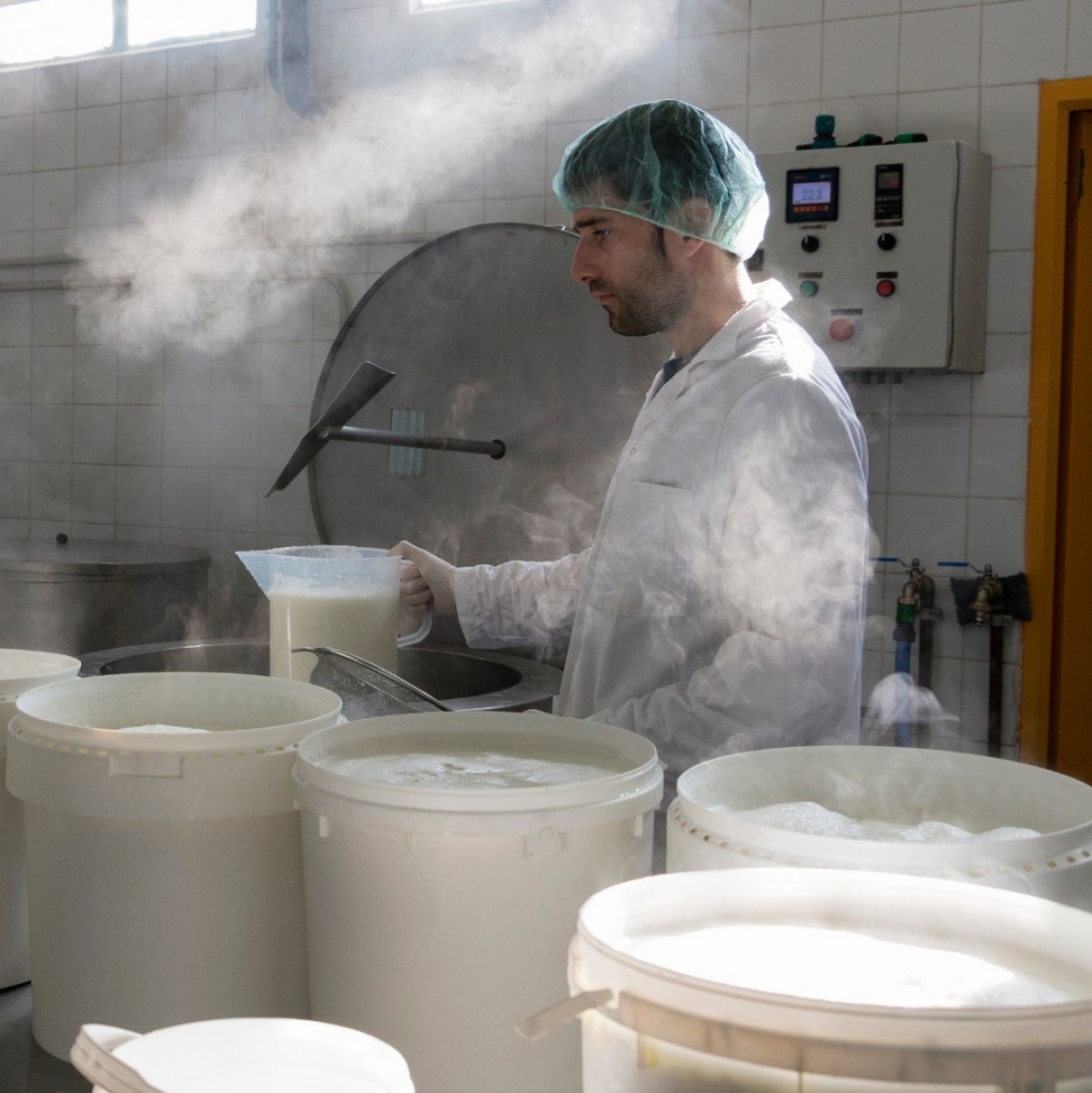 Jordi Domènech mentre elabora el formatges ecològics de Mas Claperol.