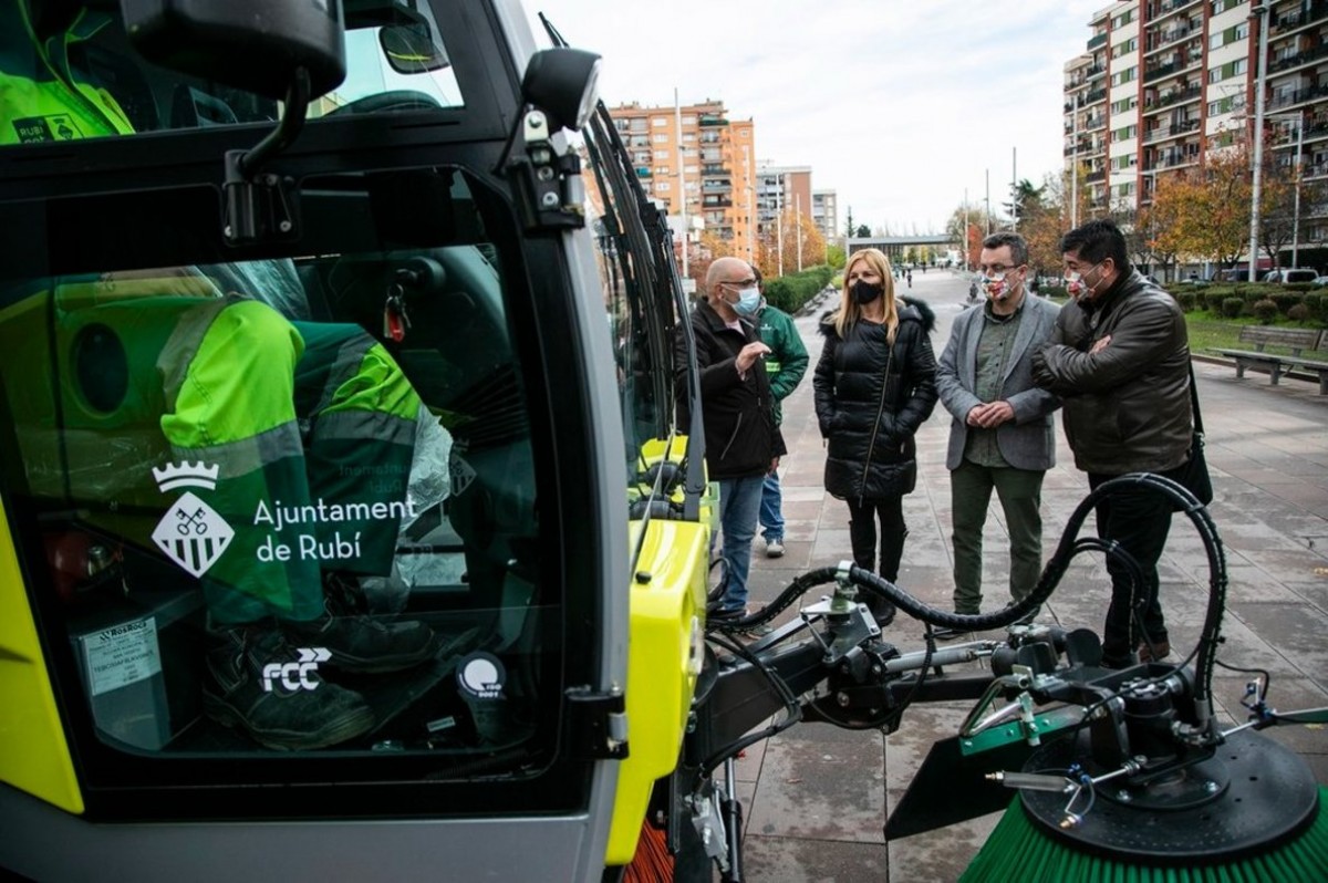L’alcaldessa i els regidors de Medi Ambient i Manteniment Urbà, Medrano i López, amb la nova maquinària