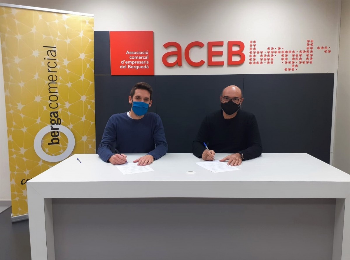 El president de la UBIC, Xavier Orcajo, i el president de l’ACEB, Josep Maria Serarols, durant la firma del conveni.