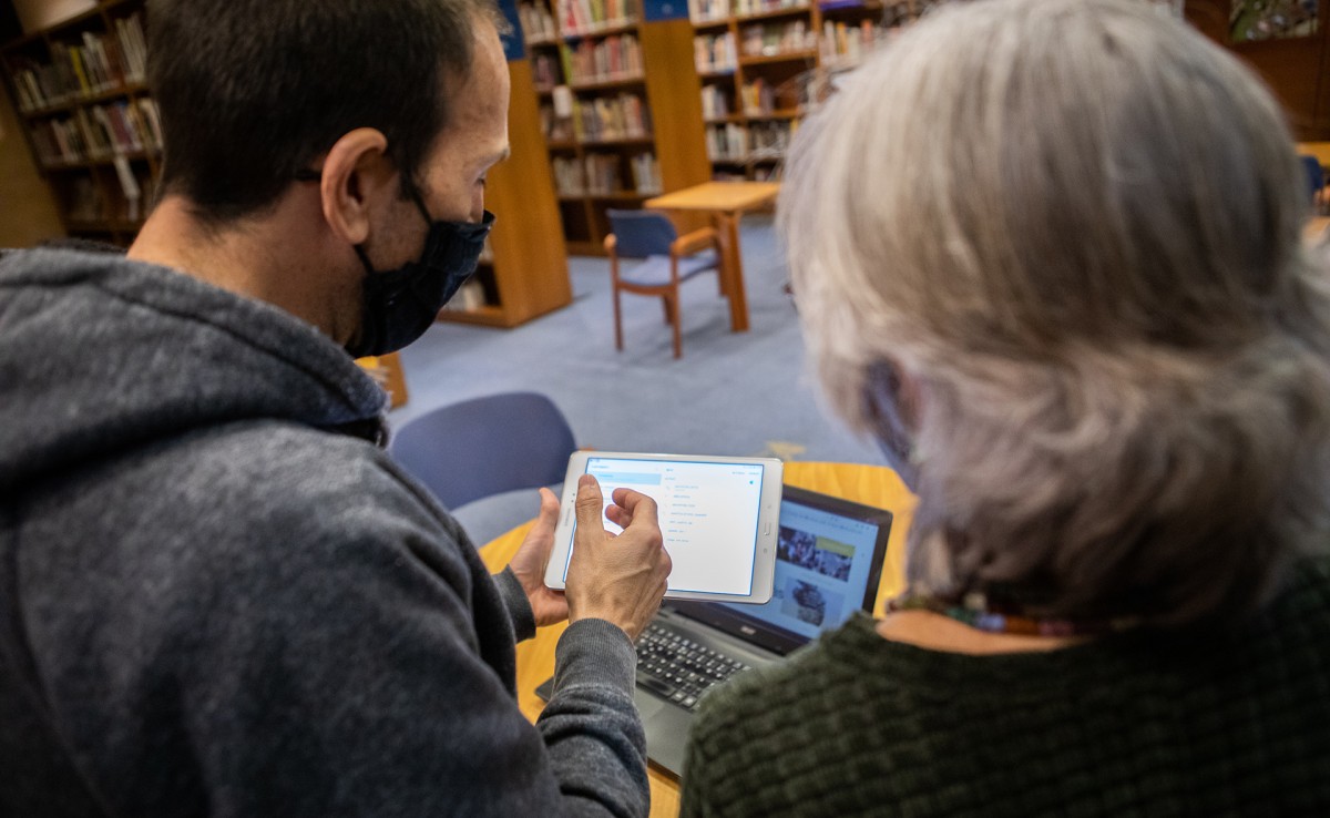 L'espai TIC de la BIblioteca Marià Vayreda respon a una demanda creixent dels usuaris.