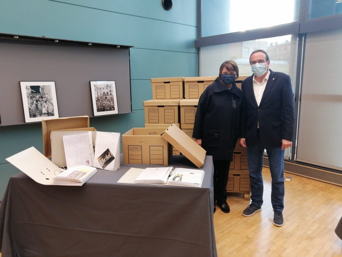 Josep Rull i Mariona Vingués amb les 30 caixes de correspondència rebuda