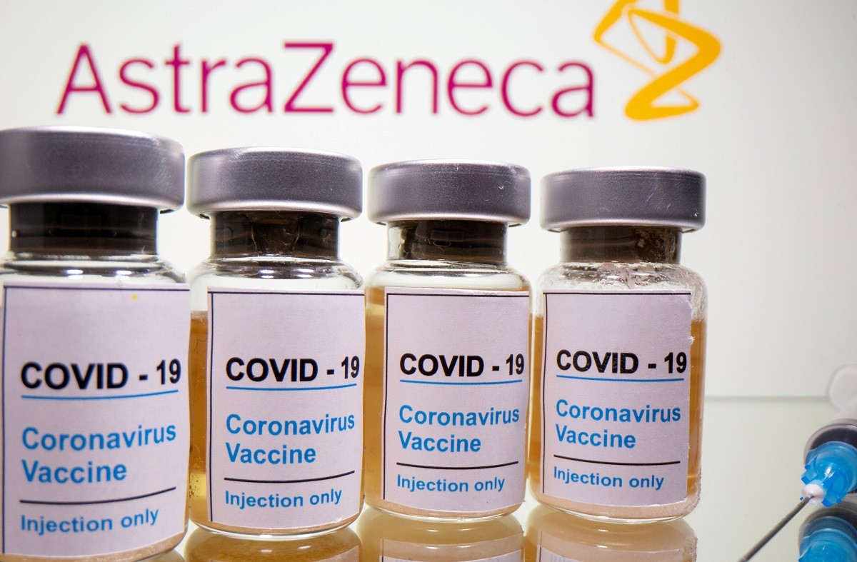 Vials de la vacuna amb el logotip d'AstraZeneca de fons