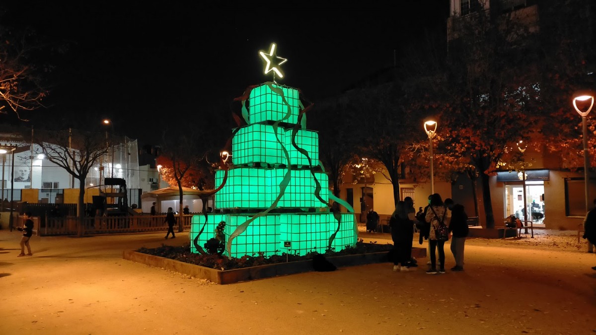 L'arbre de Nadal fet amb bidons buits de la plaça Onze de setembre