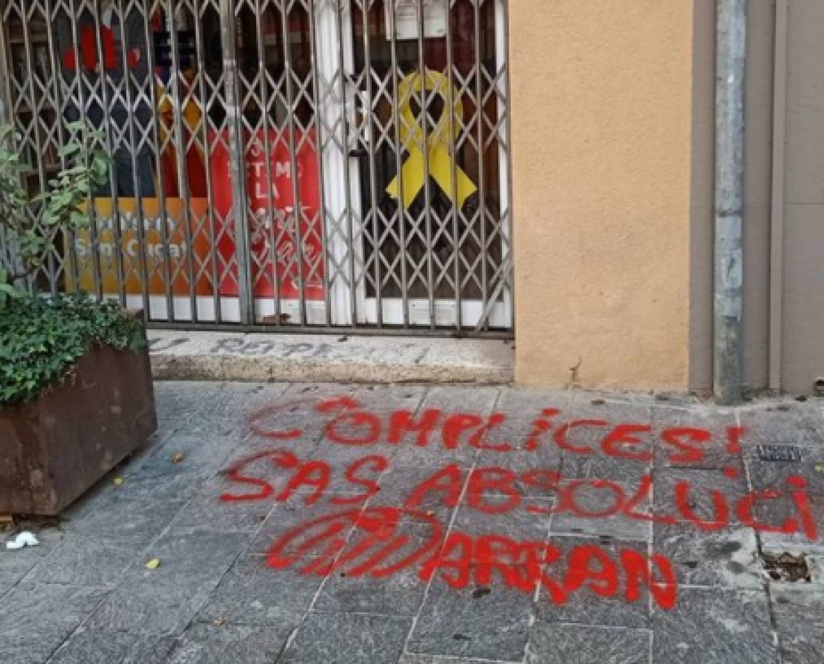 Imatge de la pintada a les portes de la seu d'ERC Sant Cugat 