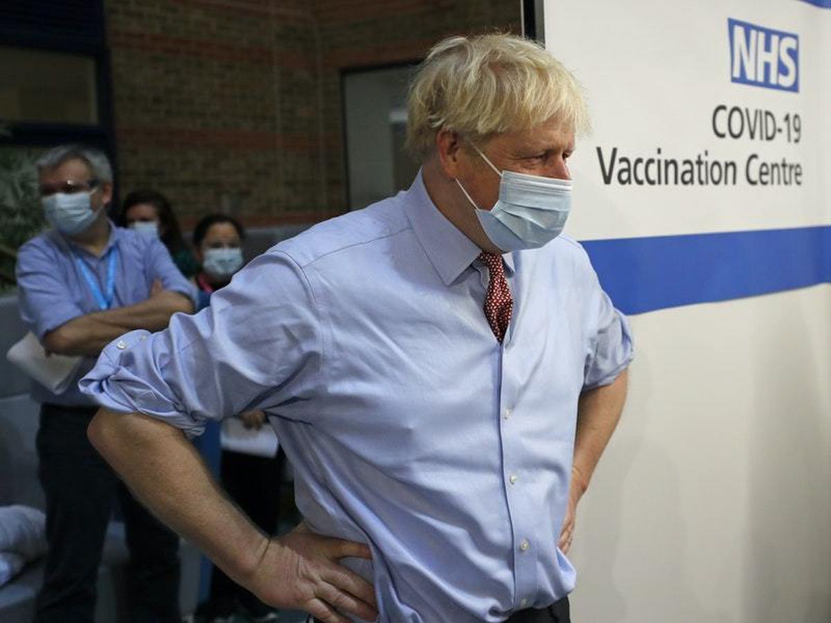 Boris Johnson, en un centre de vacunació.