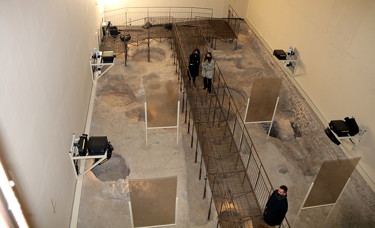 Les restes amb les autoritats de Vic a la Capella Fonda on es veuen les sitges romanes