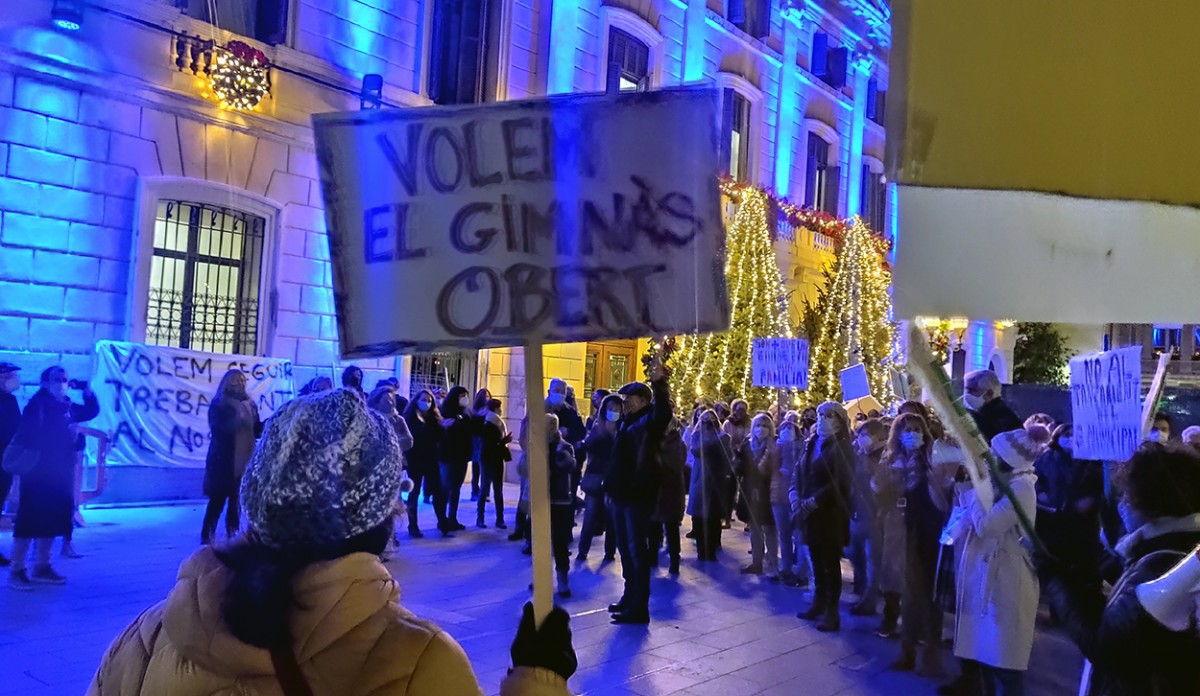 Usuaris i treballadores amb pancartes a la plaça Sant Roc