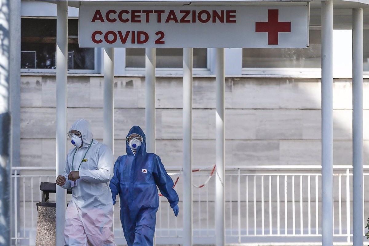 Dos sanitaris amb EPI en un hospital d'Itàlia.