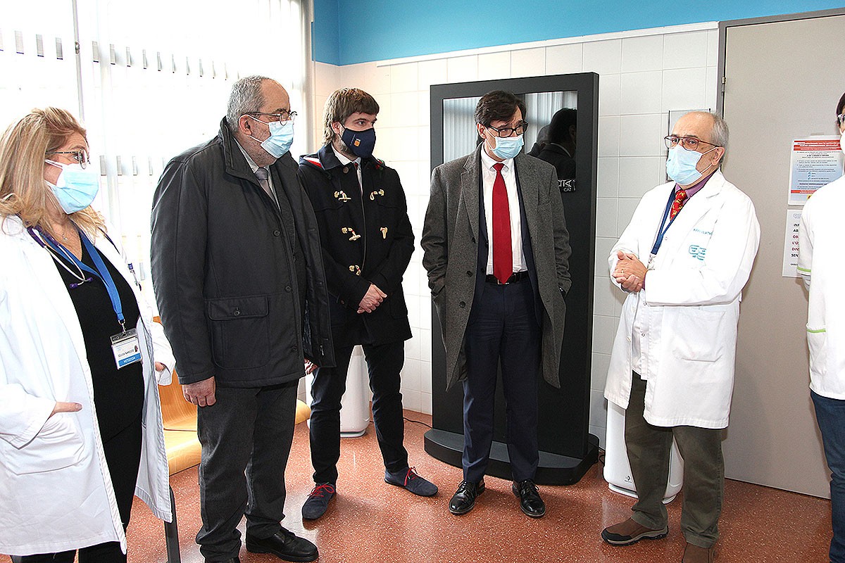 El ministre, amb Josep Paré i Miquel Arisa, al CAP de Centelles