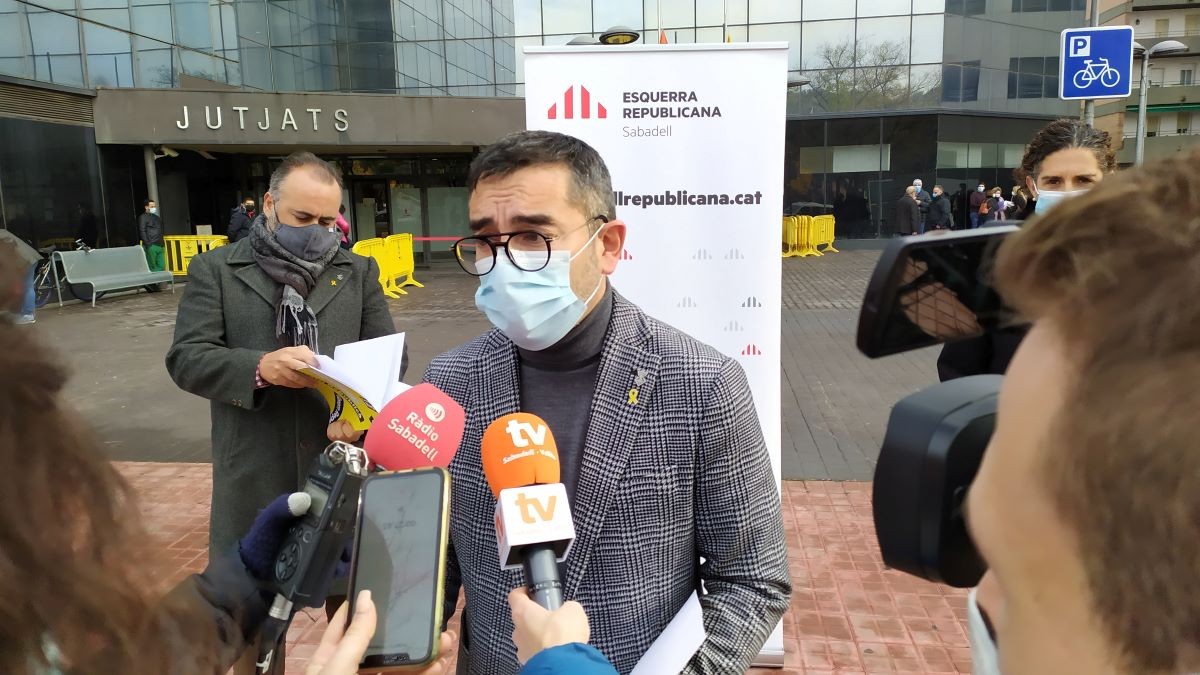 El portaveu d'ERC Sabadell durant la roda de premsa d'Smatsa. 