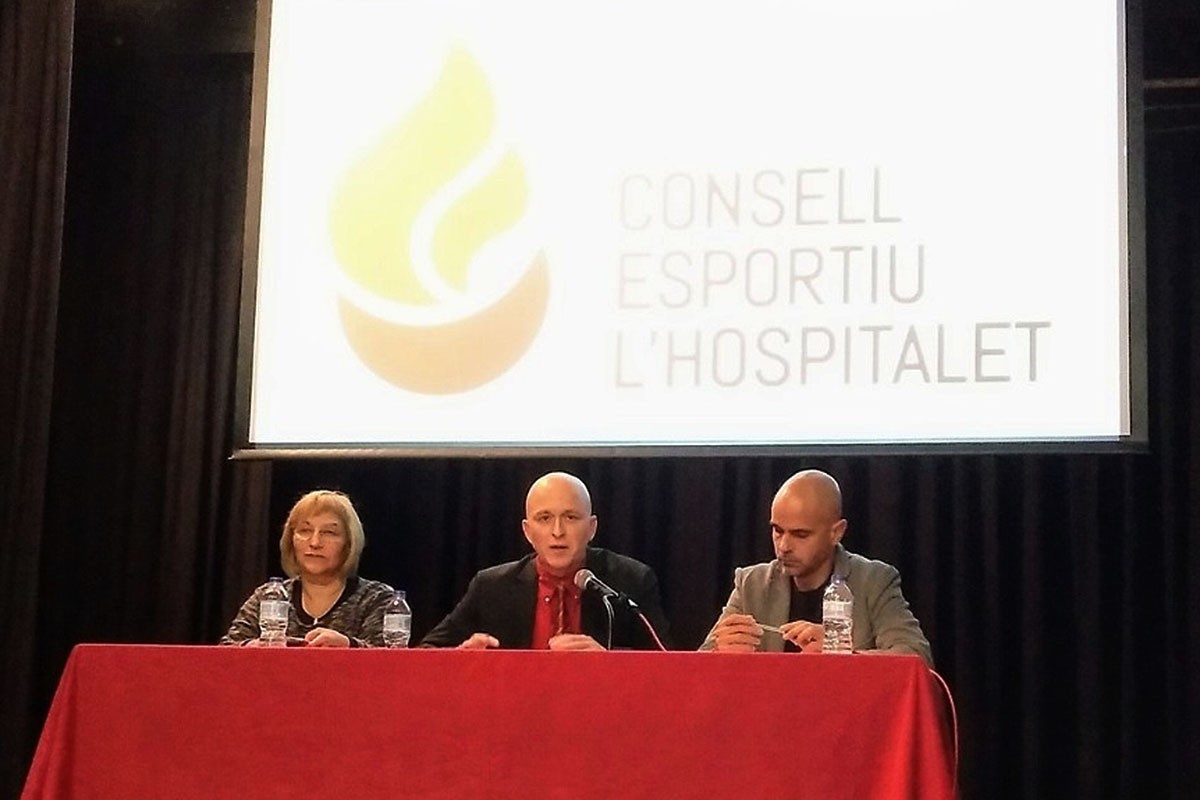 Cristóbal Plaza (al centre), amb el director del Consell Esportiu de l'Hospitalet, Eduard Galí, a la dreta