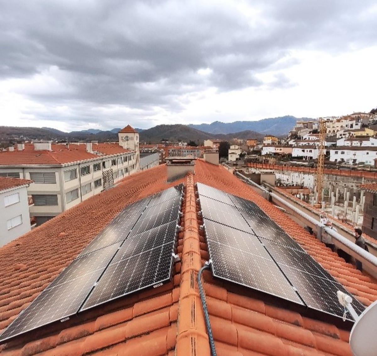 Plaques solars fotovoltaiques en una teulada d'Olot.