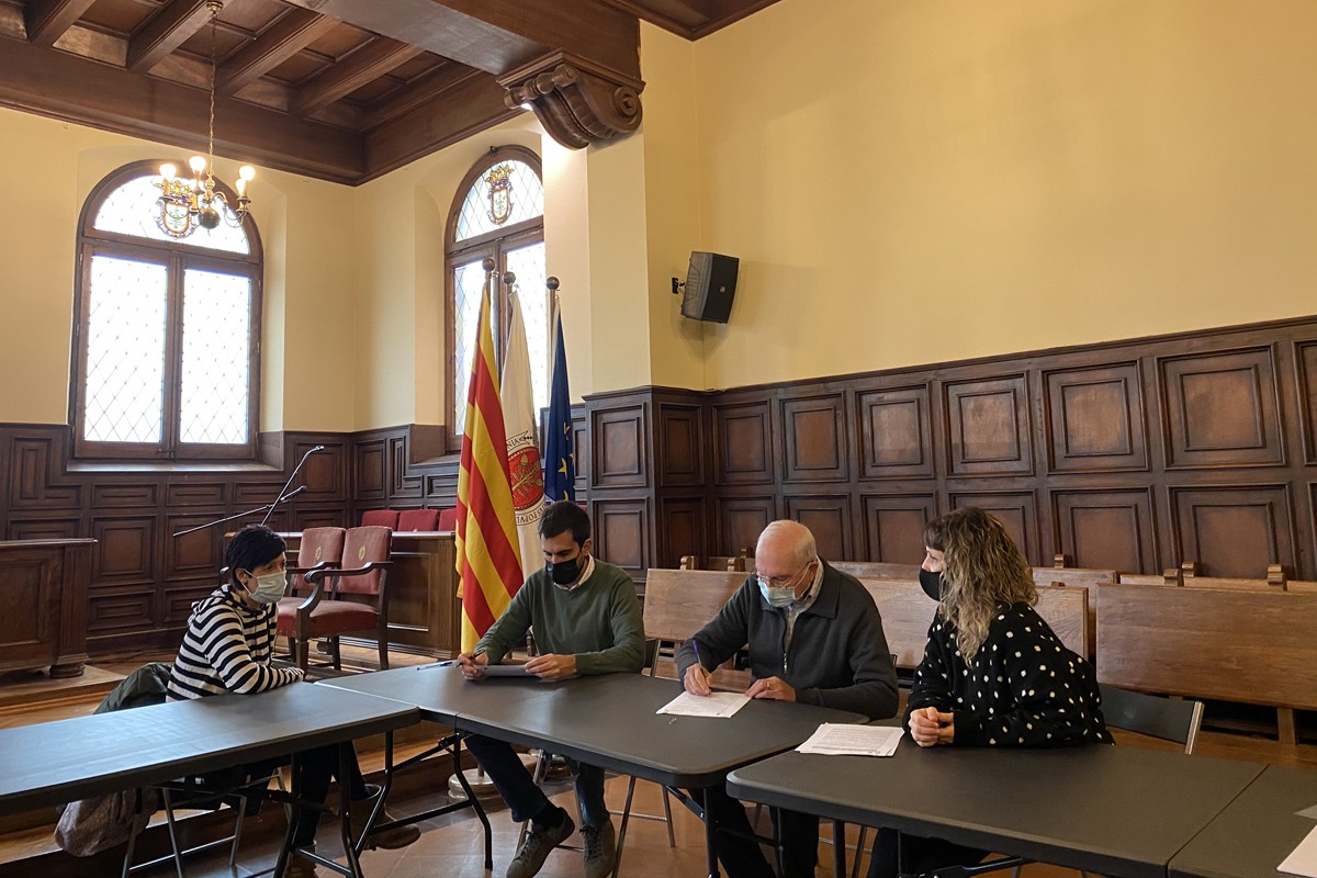 Signatura del conveni entre Ajuntament de Cardona i Càritas