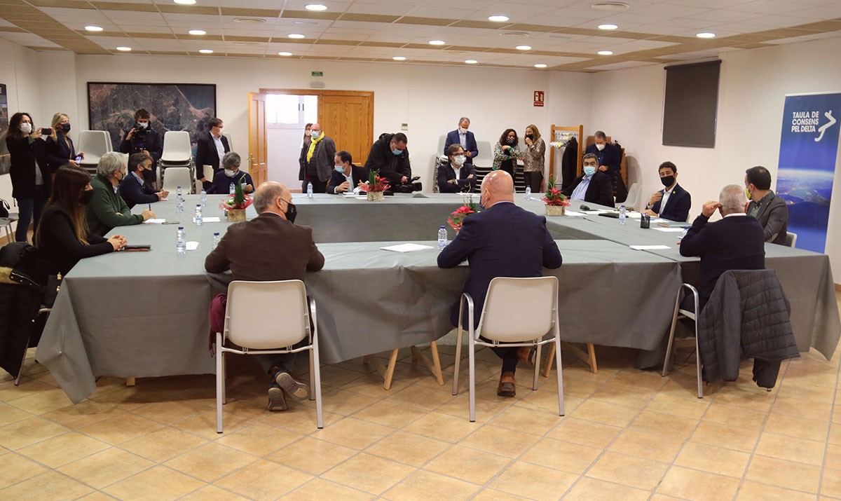 Reunió de la Taula de Consens del Delta amb el conseller de Territori i Sostenibilitat, Damià Calvet, a Deltebre.