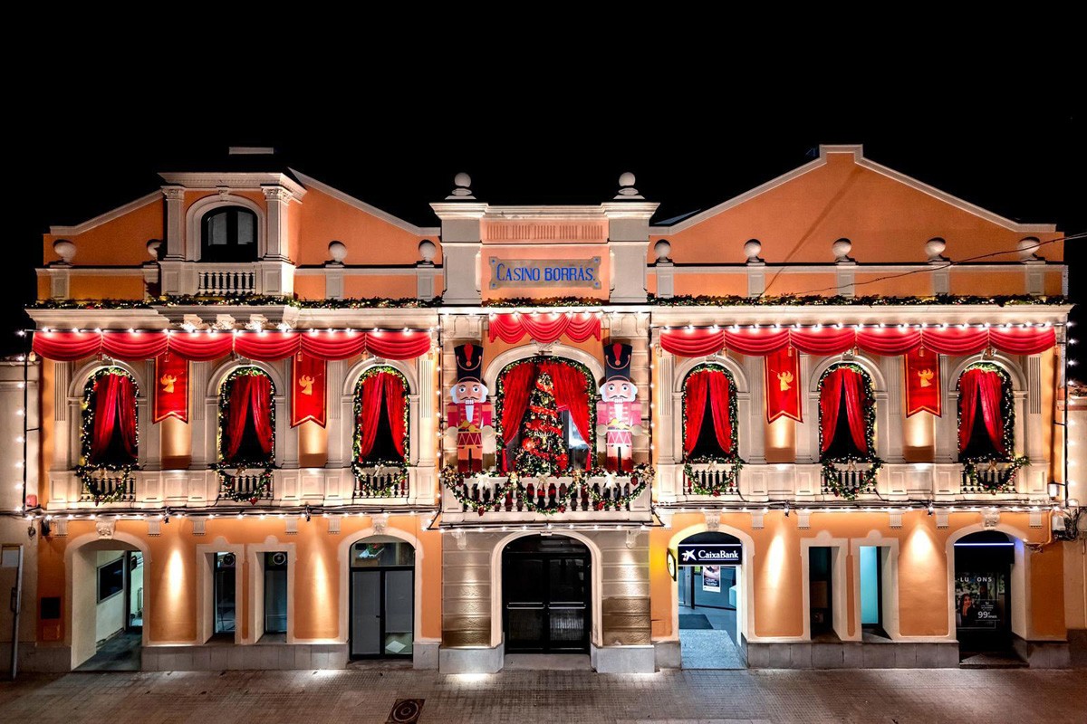 Espectacular façana del Casino Borràs, a Castellbell i el Vilar