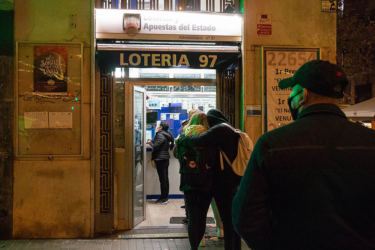 Cua per comprar loteria de Nadal en una administarció de Barcelona