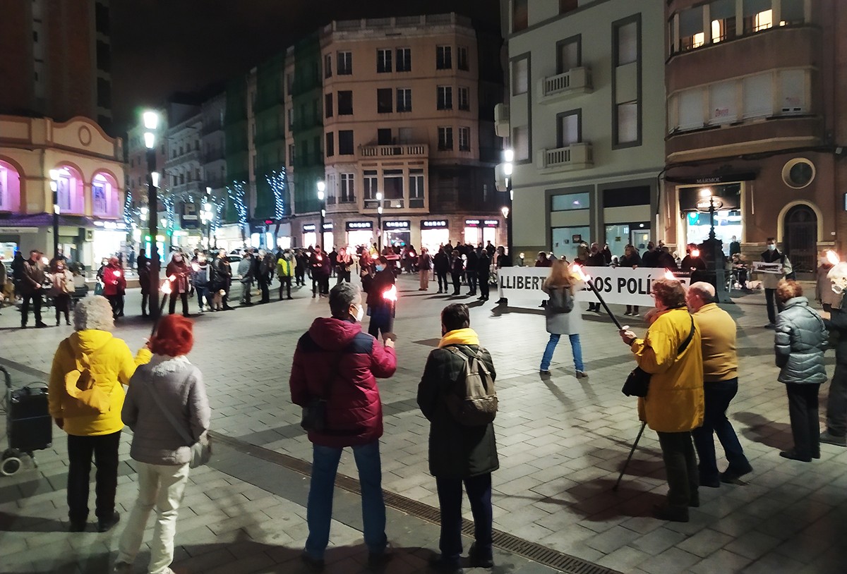 Els manifestants, aquest vespre, a la plaça Corsini.
