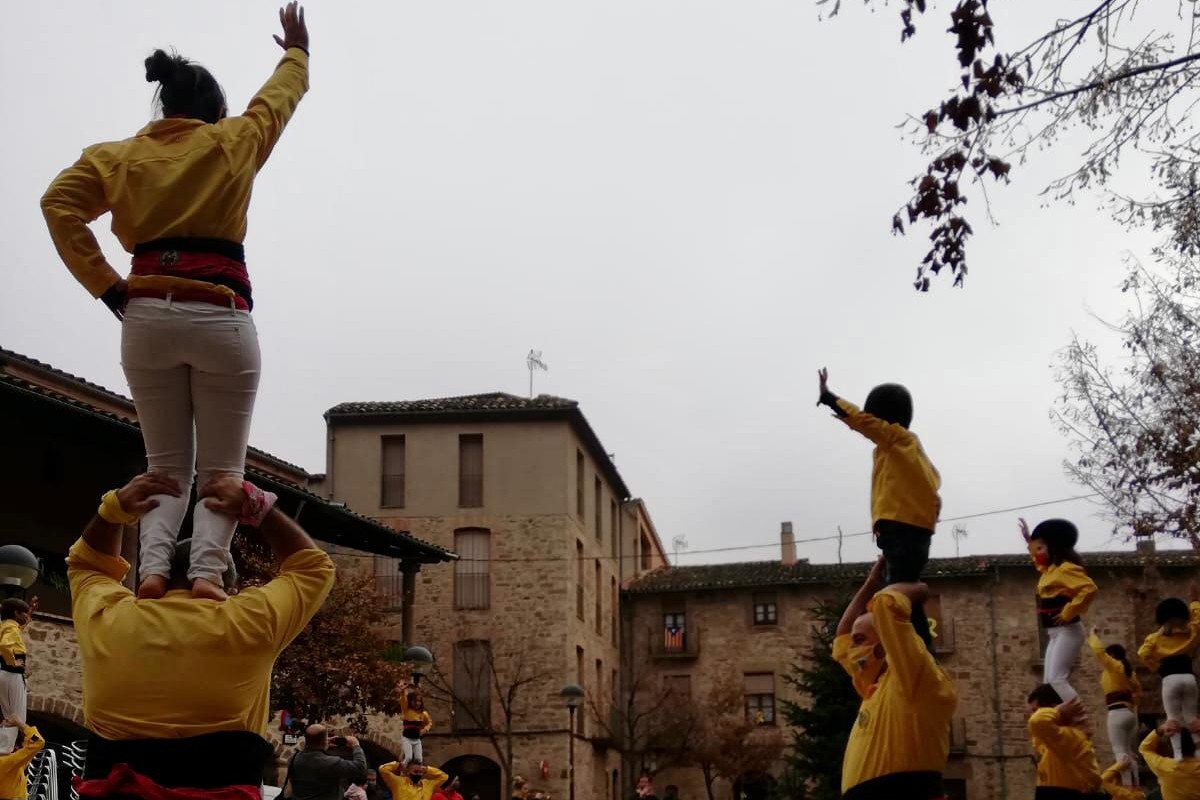 Els Castellers de Santpedor actuant per la Marató