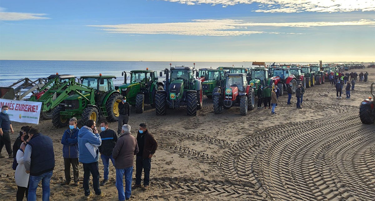 Platja de la Marquesa amb desenes de tractors esperant per començar la marxa lenta d'UP al Delta.