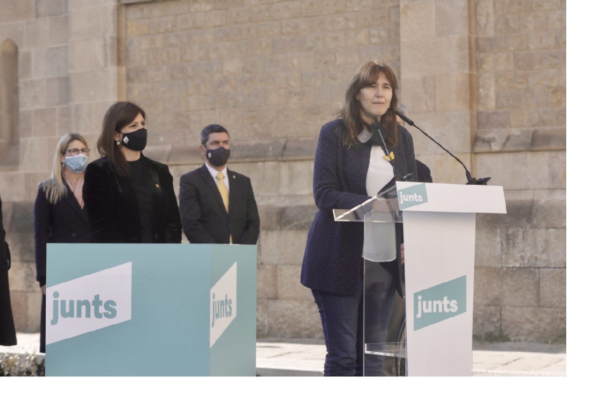 La candidata de Junts Laura Borràs amb altres candidats de la formació