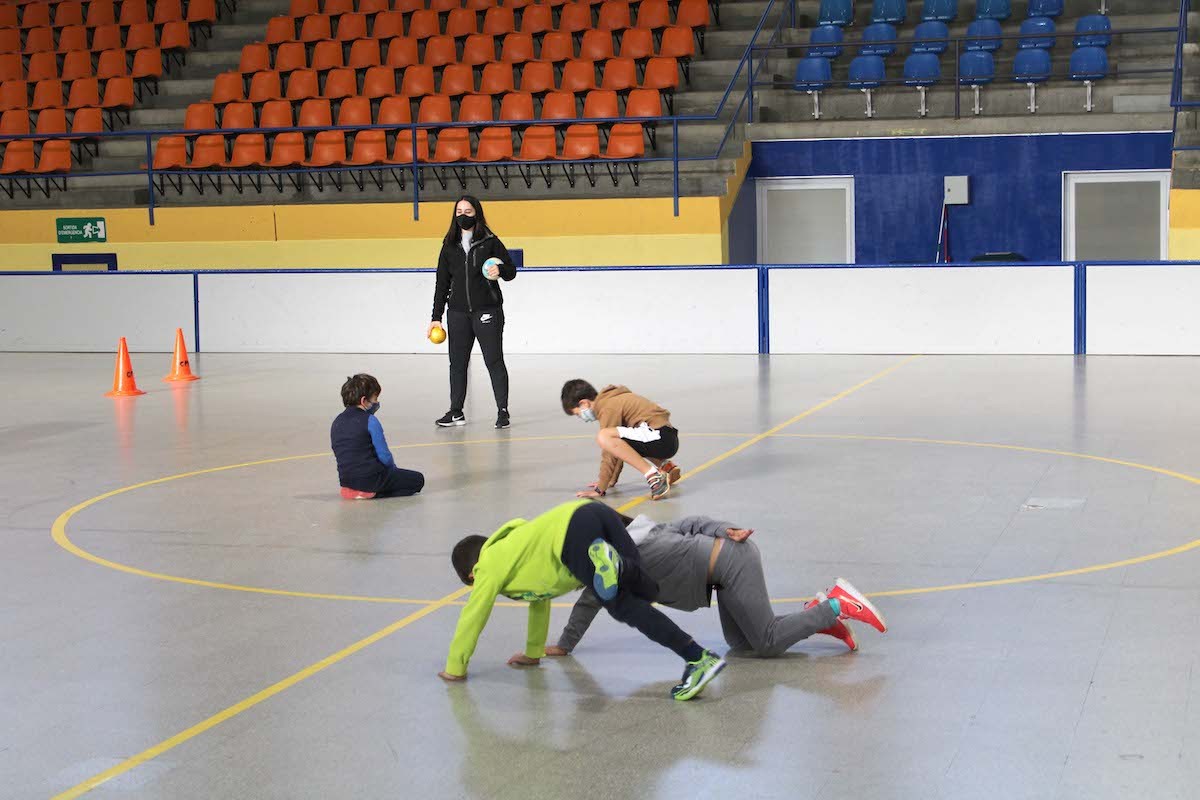 Uns infants participen en un casal esportiu a Olot.