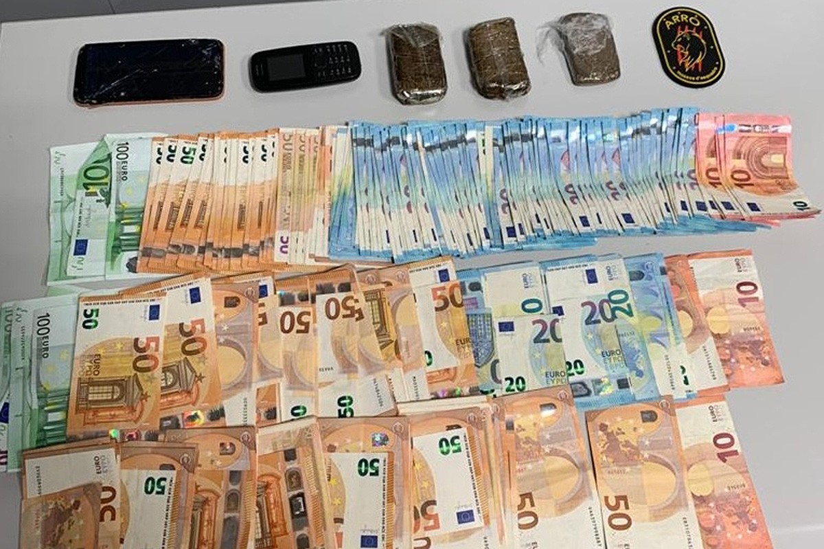 Els Mossos han comissat la totalitat dels diners, 13.120 euros, davant la sospita que tindrien un origen il·lícit relacionat amb el tràfic de drogues.