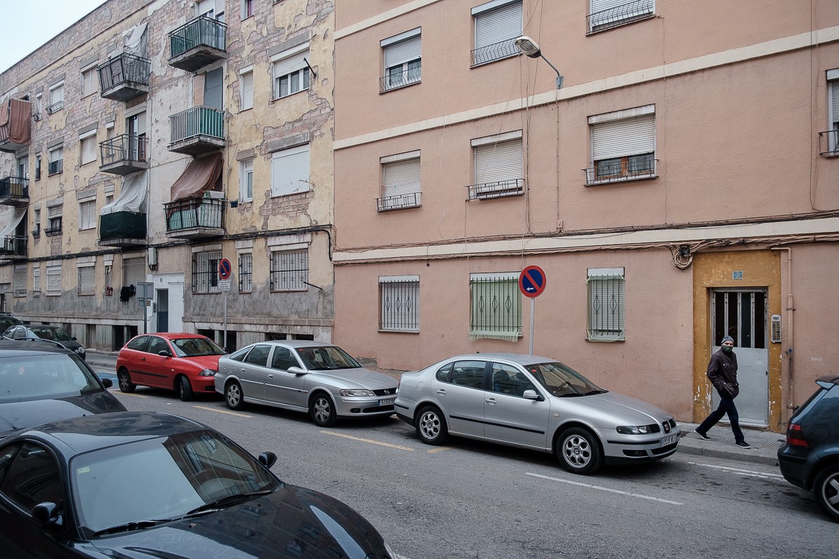 Façana dels pisos de Can Mateu pel carrer de l'Astrònom Pericas, al barri de l'Erm de Manlleu.