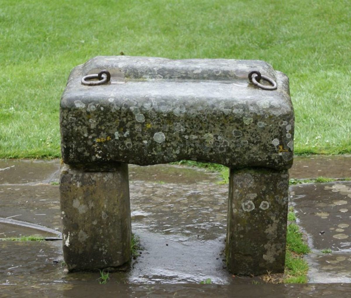 Rèplica de la pedra de Scone a les portes de l’abadia de Scone, capital història del Regne independent d’Escòcia